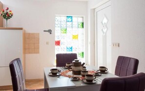 Ferienhaus, 2 Schlafzimmer | Essbereich im Zimmer