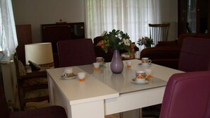 Fridge, microwave, oven, stovetop - Ferienhaus Pankow (Berlin)