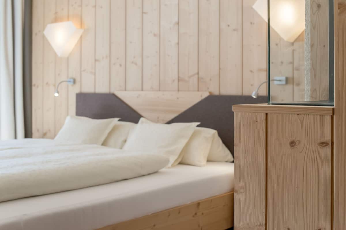 Deluxe Double Room, Mountain View | 1 bedroom, hypo-allergenic bedding, down duvets, minibar