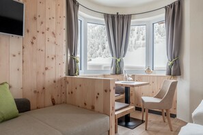 Comfort Double Room, Mountain View (Zirbe) | Hypo-allergenic bedding, down comforters, minibar, in-room safe - Hotel Garni Pirchhütt (Soelden)