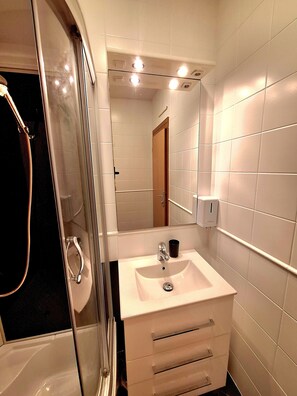 Bathroom - Apartments Midnight City (Dubrovnik)