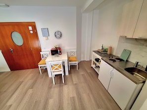 Studio (Studio Apt with Balcony and City View) | Dapur pribadi | Ketel listrik, pemanggang roti, dan peralatan masak/sendok-piring