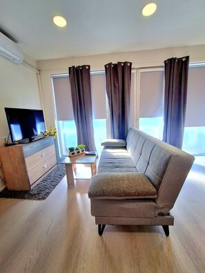 开间 (Studio Apt with Balcony and City View) | 起居区