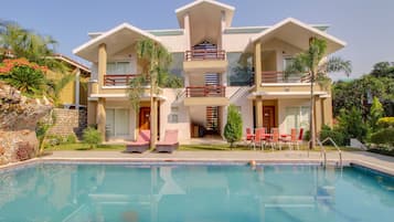 2 outdoor pools