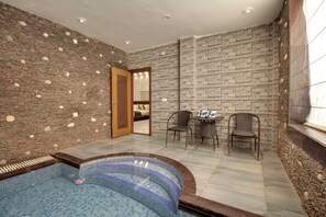 2 outdoor pools