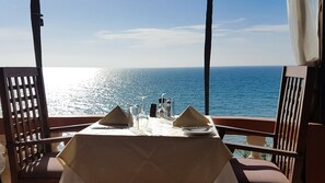 朝食、ランチ、ディナーに営業 (郷土料理と各国料理)