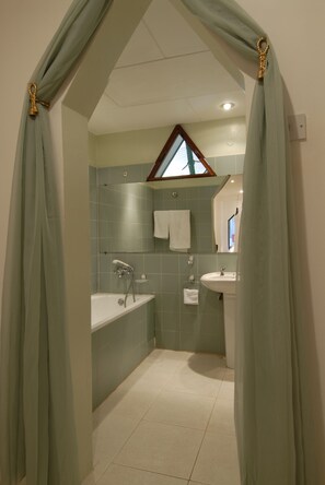 Suite | Baño | Artículos de higiene personal gratuitos, secador de pelo y albornoces