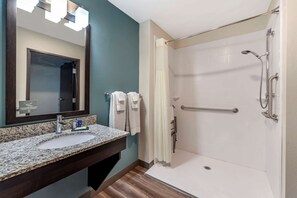 Chambre, 1 très grand lit, accessible aux personnes à mobilité réduite, non-fumeur | Salle de bain | Douche, séchoir à cheveux