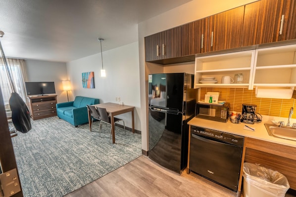 Suite, 2 queensize bedden, niet-roken | Individueel gemeubileerd, een bureau, een laptopwerkplek