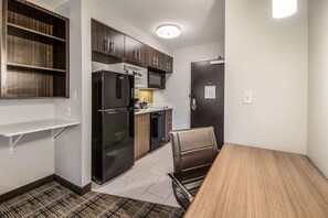 Individually furnished, desk, laptop workspace, blackout drapes - MainStay Suites at Discovery Park of America (Union City)