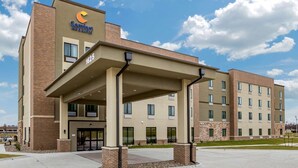 A Comfort Inns hotel with a covered entrance and multiple floors. - Comfort Inn & Suites West Des Moines (West Des Moines)