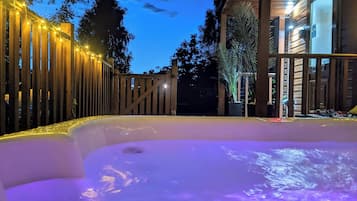 Cabin | Outdoor spa tub