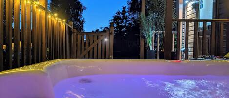 Chalet rustique | Baignoire à remous extérieure