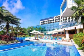 Una piscina cubierta, una piscina al aire libre