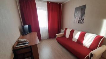 Habitació triple familiar | Escriptori i espai de treball apte per a portàtils