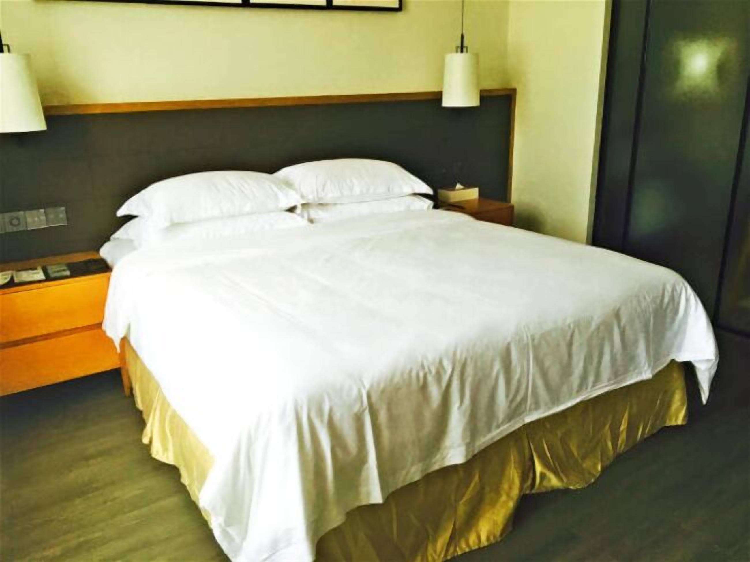 Familjerum (2 Beds) | Minibar, skrivbord, mörkläggningsgardiner och gratis wi-fi