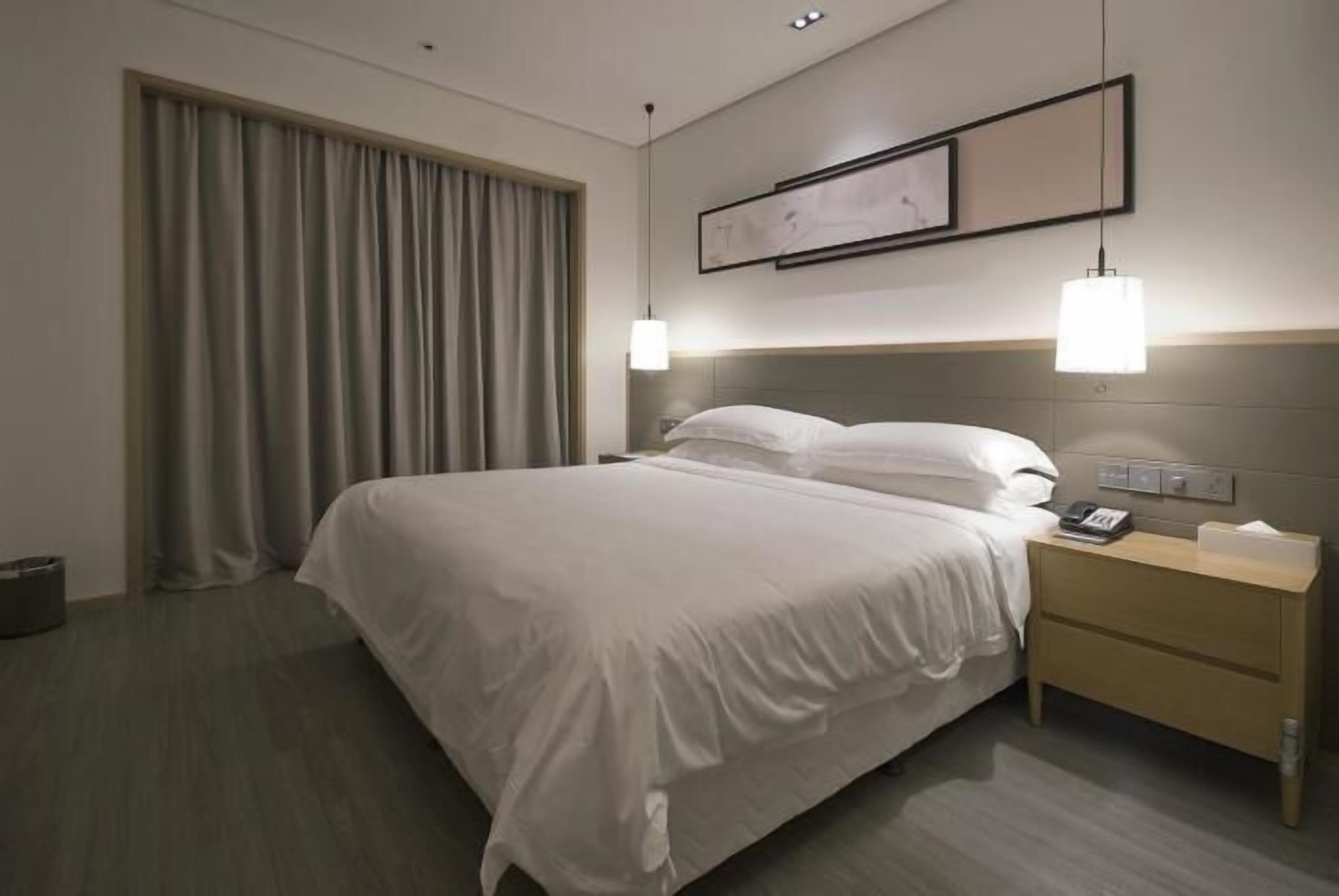Comfort dubbelrum | Minibar, skrivbord, mörkläggningsgardiner och gratis wi-fi