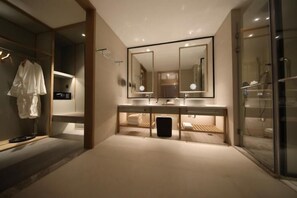 Suite | Bathroom | Free toiletries, hair dryer, bathrobes, slippers