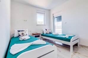 5 bedrooms, WiFi, bed sheets