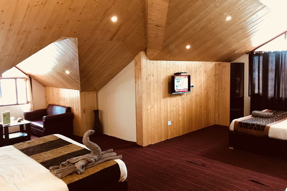Habitación cuádruple familiar | Tabla de planchar con plancha, wifi gratis y ropa de cama 