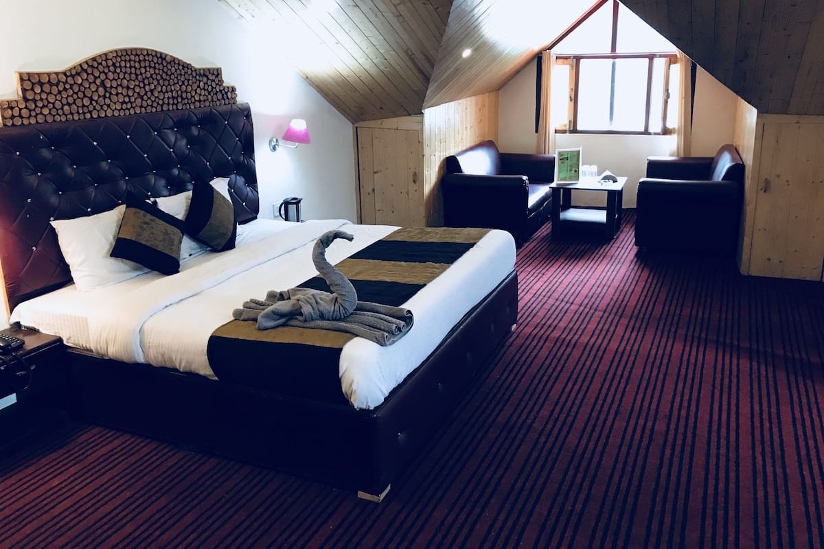 Habitación doble de lujo | Tabla de planchar con plancha, wifi gratis y ropa de cama 