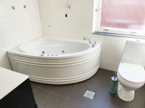 City appartement, 1 slaapkamer, keuken | Badkamer | Een aparte badkuip en douche, een bubbelbad, een haardroger, handdoeken