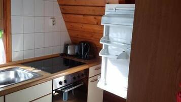 Refrigerador, microondas, horno y utensilios de cocina