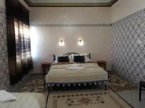 Cortinas opacas, wifi gratis, ropa de cama