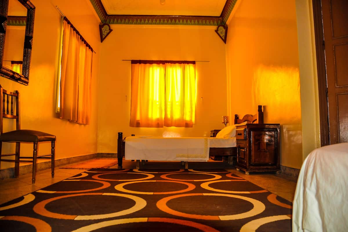 Blackout curtains, free WiFi, bed sheets