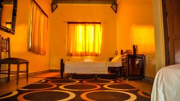 Blackout drapes, free WiFi, bed sheets