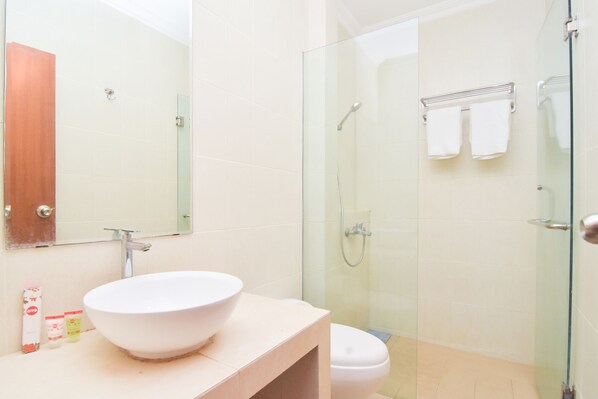 Deluxe Double Room | Bilik Mandi | Pancuran mandi, tuala disediakan 
