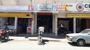 Un bâtiment sur lequel on peut lire l’inscription « Hôtel Nacional », avec une moto garée devant.