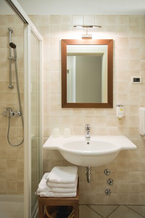 Comfort Apartment (7) | Bathroom | Shower, hair dryer, towels, toilet paper