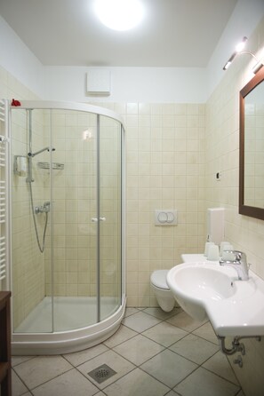 Apartment (1) | Bathroom shower - Guesthouse Muha (Sezana)