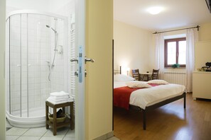 Shower, hair dryer, towels, toilet paper - Guesthouse Muha (Sezana)