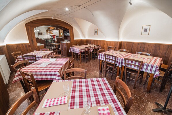 Petit déjeuner, déjeuner et dîner servis sur place