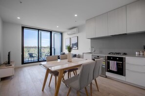 Microwave, oven, stovetop, dishwasher - Simple And Cozy Apartment In Parkville (Parkville)