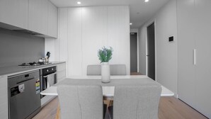 Microwave, oven, stovetop, dishwasher - Simple And Cozy Apartment In Parkville (Parkville)