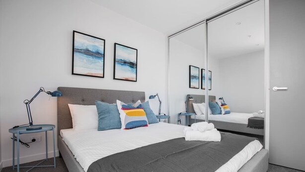 2 kamar tidur, setrika/meja setrika, Wi-Fi gratis, dan seprai linen