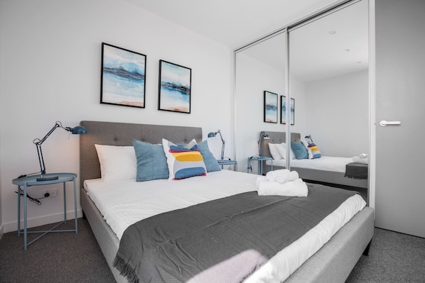 2 bedrooms, iron/ironing board, free WiFi, bed sheets - Comfy And Warm Apartment In Parkville (Parkville)