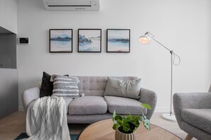 Living room - Comfy And Warm Apartment In Parkville (Parkville)