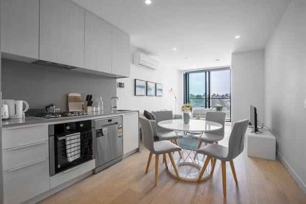 Fridge, oven, stovetop, dishwasher