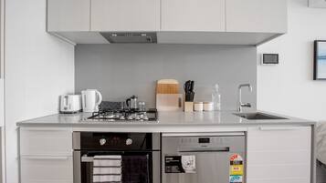 Fridge, oven, stovetop, dishwasher