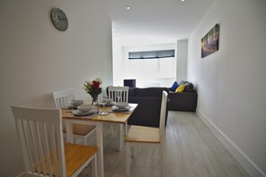 Apartment, 1 Schlafzimmer | Essbereich im Zimmer