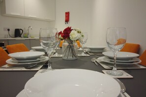 Apartment 16 (Sleeps 6) | In-room dining - Property Peaks Apartments (Bedford)