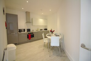 公寓, 2 间卧室 | 私人厨房 | 冰箱、微波炉、烤箱、炉灶