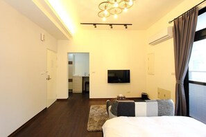 Standard Double Room | Bathroom | Shower, free toiletries, hair dryer, slippers - Alley B&B (Hualien City)