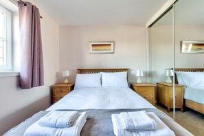 2 soverom, strykejern/-brett og sengetøy