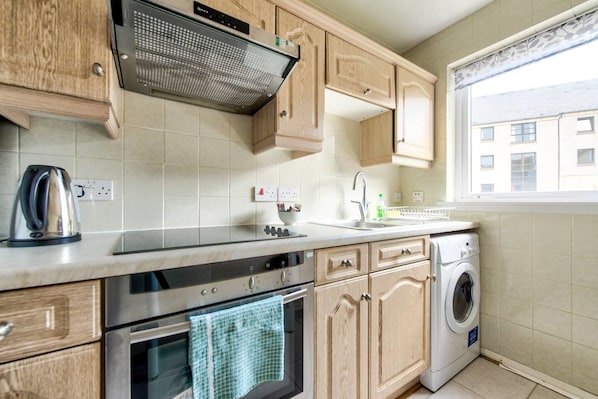 Mikrobølgeovn, ovn, kokeplater og oppvaskmaskin