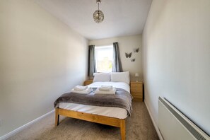 2 عدّة غرف نوم ومكواة/لوح كي وملاءات أسرّة